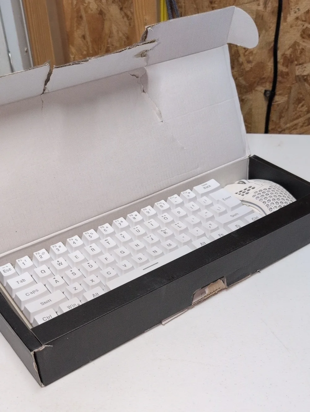 White Compact Mechanical Keyboard & Matching Mouse (96)